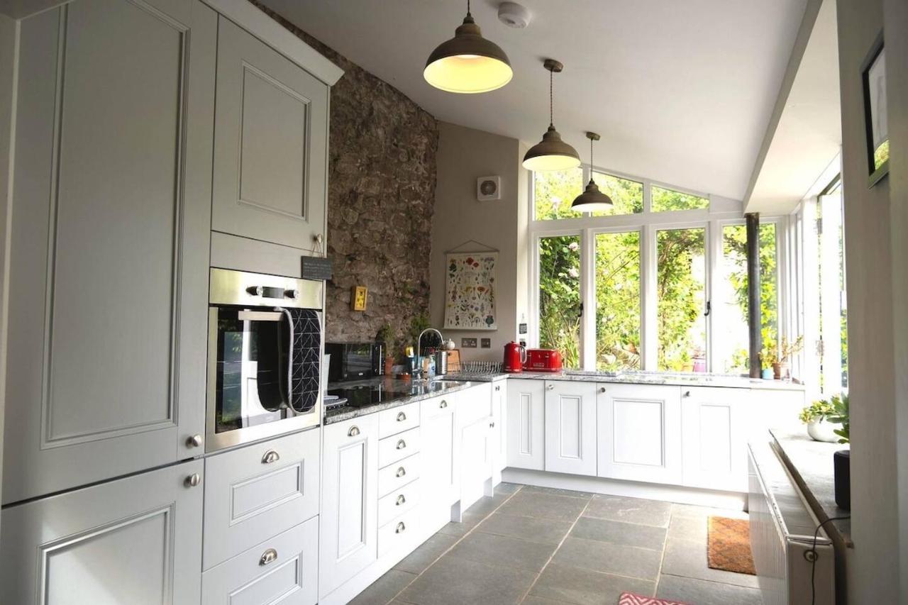 Lovely Property In The Heart Of Somerset, Sleeps 9 Shepton Mallet Exterior photo