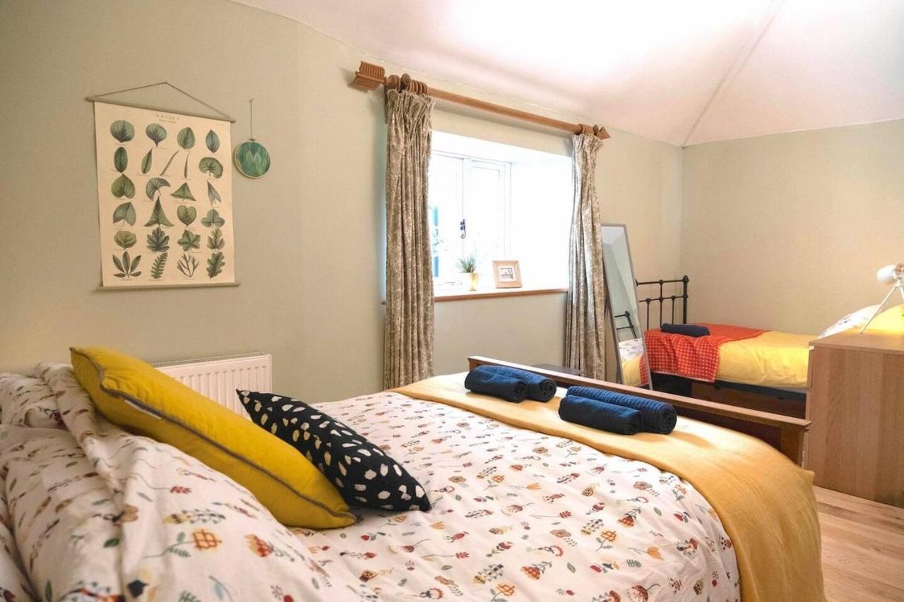 Lovely Property In The Heart Of Somerset, Sleeps 9 Shepton Mallet Exterior photo