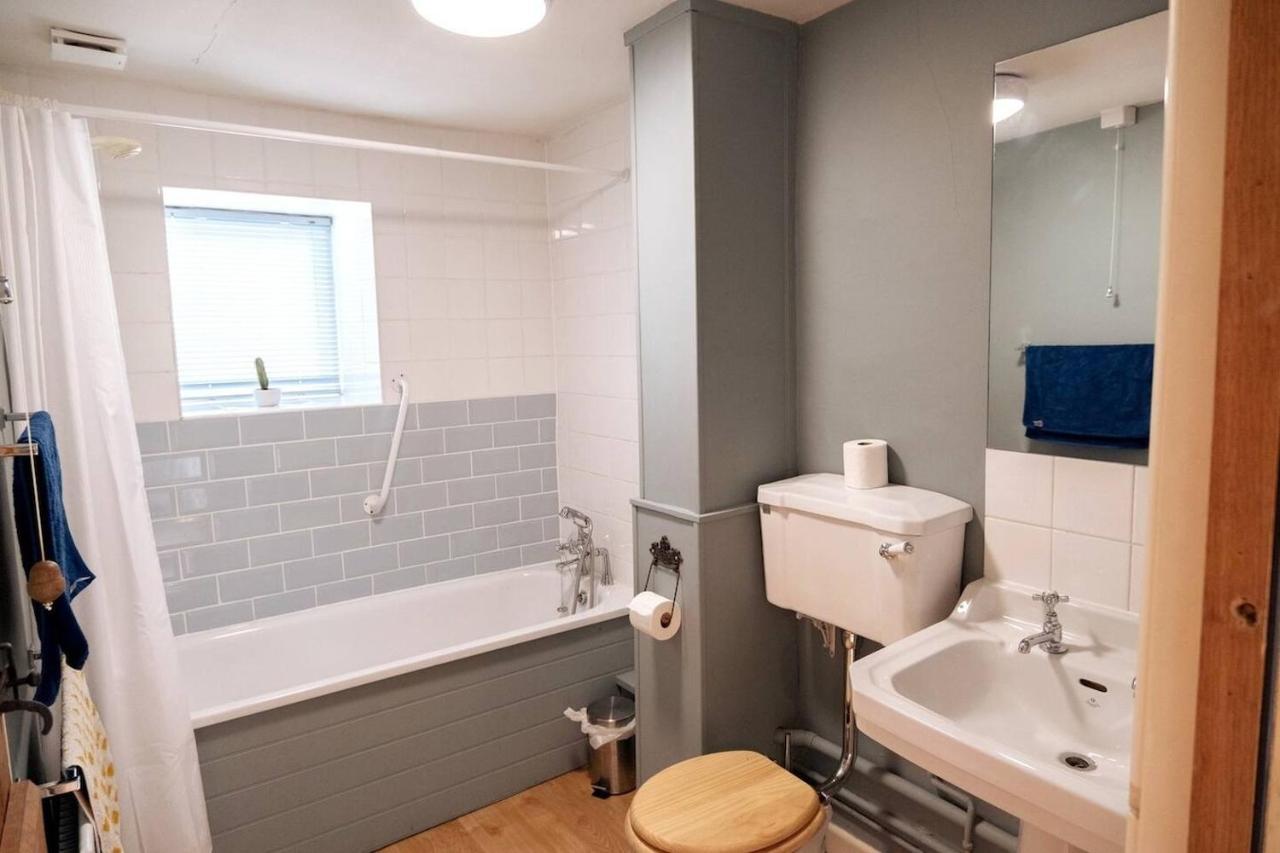 Lovely Property In The Heart Of Somerset, Sleeps 9 Shepton Mallet Exterior photo